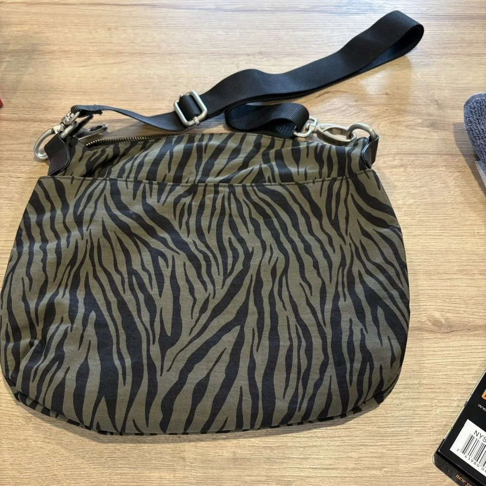 baggallini New Yorker Bagg Two-Zipper Front Crossbody Green/Black travel‎